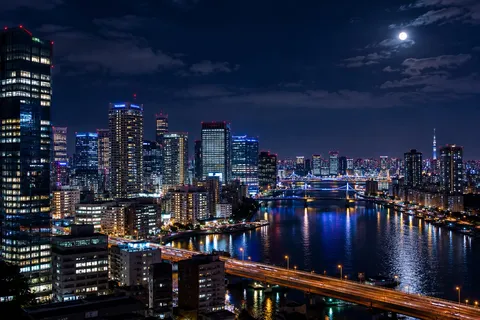 夜景の川を渡る光の橋