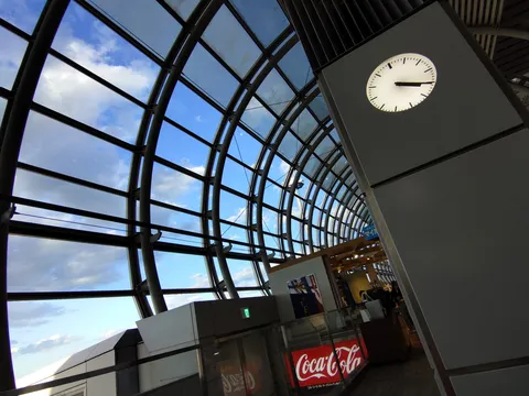 青空と円弧ガラス時計