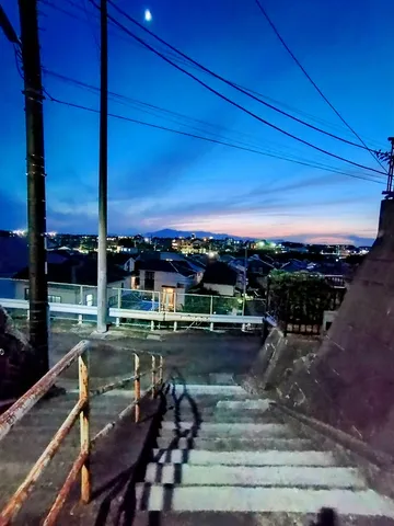 夕暮れの階段と街の灯