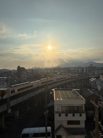 夕暮れと高架の列車風景