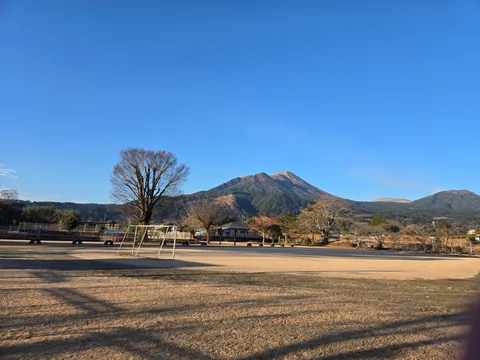 青空と雄大な山のコントラスト