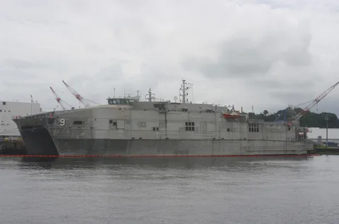 静寂に佇む鋼鉄の巨艦