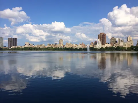 水面に映る都会の空