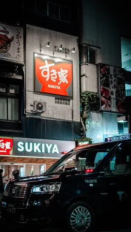 夜の看板と街の灯り