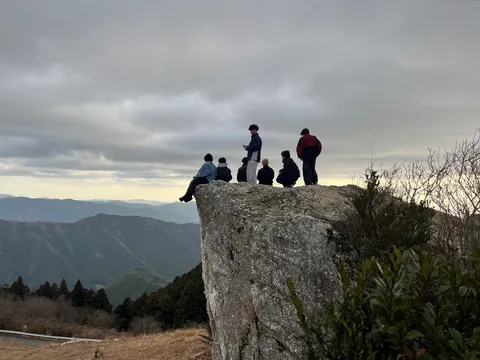 絶景の岩場で語らう仲間たち