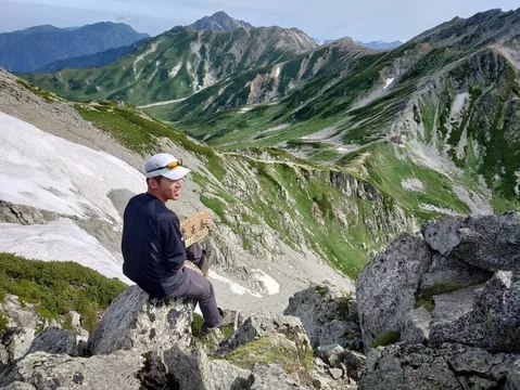 雄大な山並みと一人の登山者