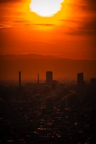 夕陽と街の熱い影
