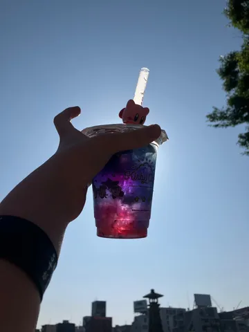 空に染まる虹色ドリンク