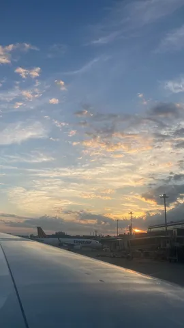飛行機雲と夕焼けのグラデーション