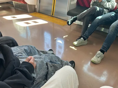 車内の光と足元