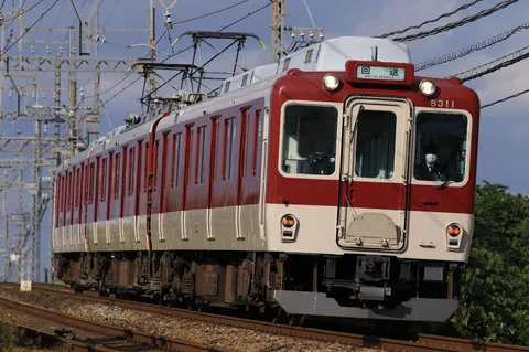 回送列車、青空の下を往く
