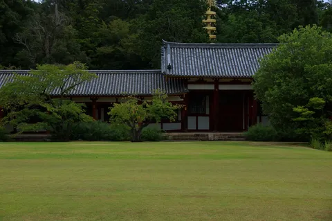 歴史の重みを感じる、静寂の寺院
