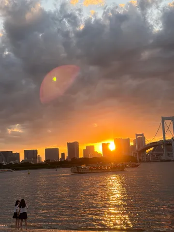 きらめく水面の夕焼け都市