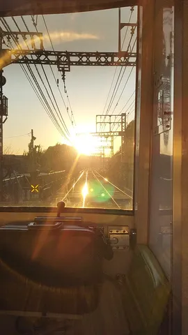 夕陽を抱く鉄路の道