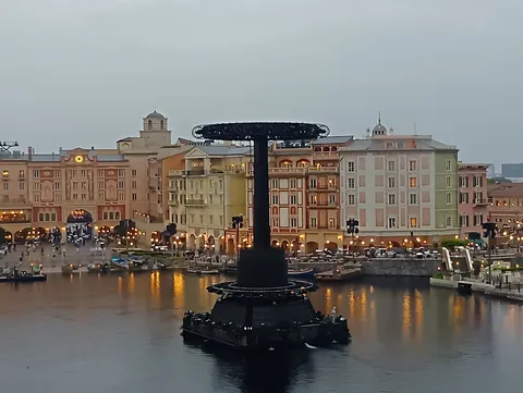 雨上がりの幻想的な水辺の夜景