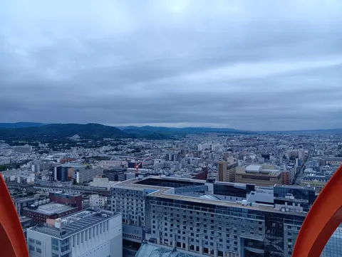 重なり合う都市と空の広がり