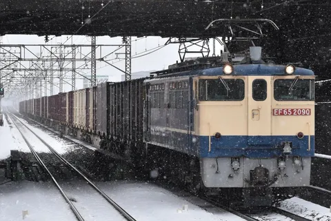 雪景色を駆ける貨物列車