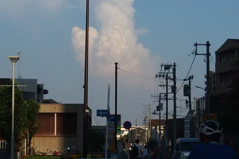 雲と電柱のコントラスト