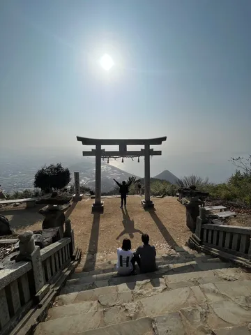 空と鳥居、そして旅路