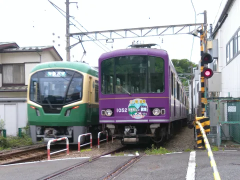 紫と緑、並走する電車の瞬間