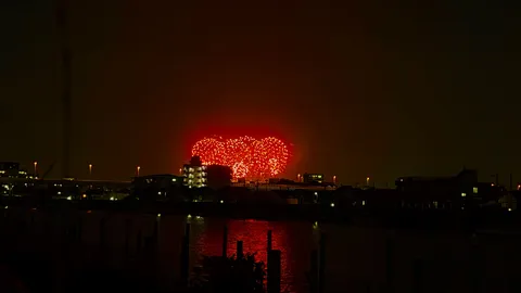 夜空に咲く、燃えるようなハート