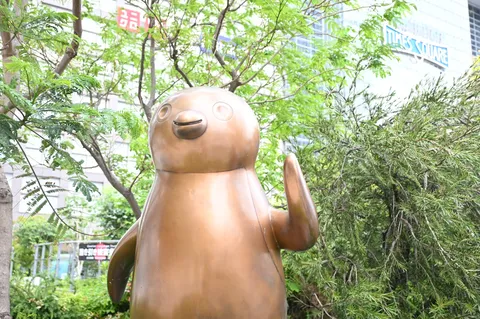 緑に包まれたブロンズ像