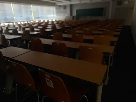 静寂に包まれた講義室の光景