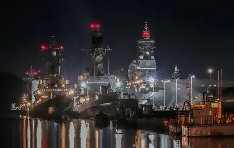 夜の艦艇群に灯る静寂