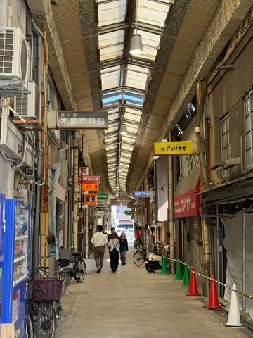 昭和レトロな商店街、時が止まる瞬間