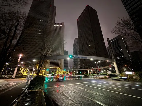摩天楼に吸い込まれる夜の交差点