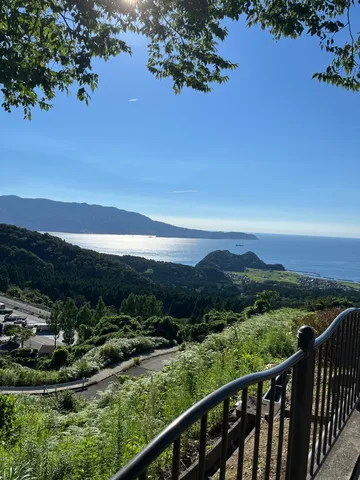 海へと続く緑の稜線