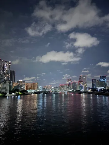 夜の川面に浮かぶ街