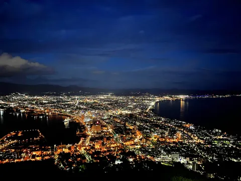 夜空に抱かれし光の街