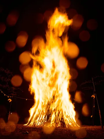 夜空に燃え盛る炎の祭典