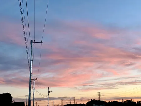 茜色の空と電線