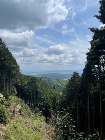 雲間からのぞく緑の山並み