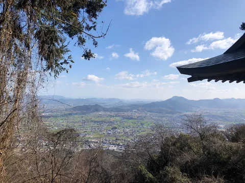 山頂からの広がる街並みと空