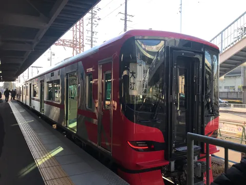 夕暮れ時の赤と銀の列車