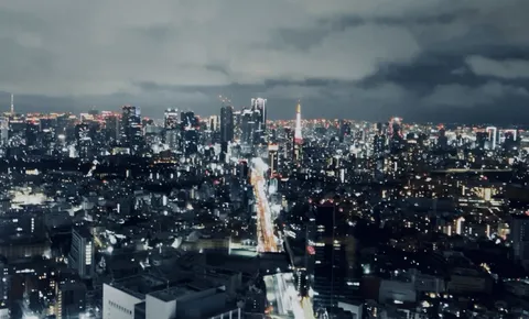 雲間から見下ろす夜景