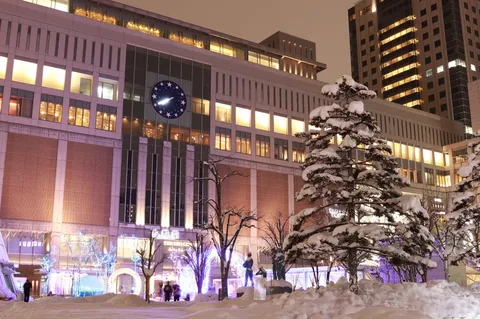 雪明かりの街時計