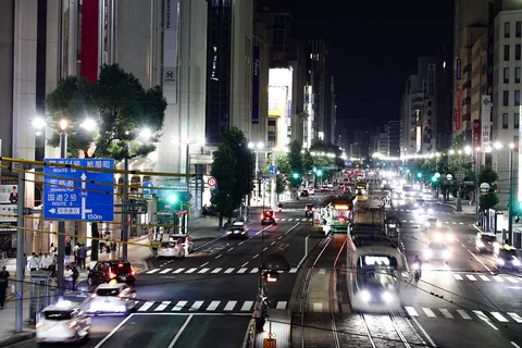 路面電車が行き交う夜の街並み