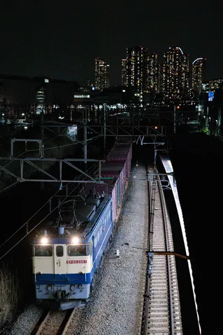 夜を駆ける貨物列車の旅