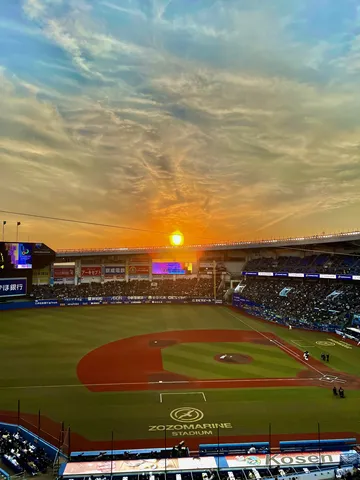 野球場の夕焼け、試合への期待感