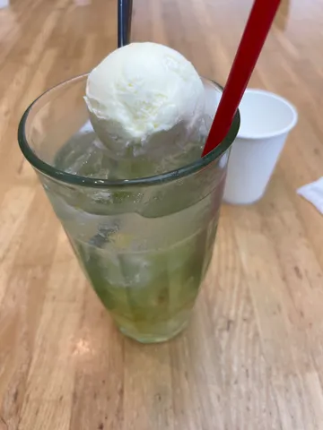 岡本太郎美術館に行ったときのうまいクリームソーダ