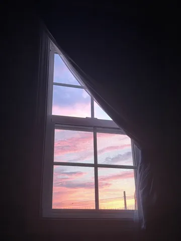 カーテンの隙間から覗く空