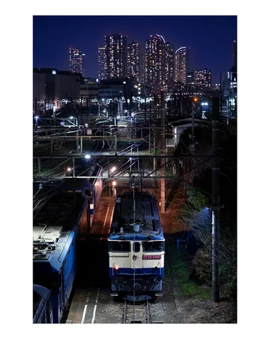 夜景と鉄道の静かな邂逅