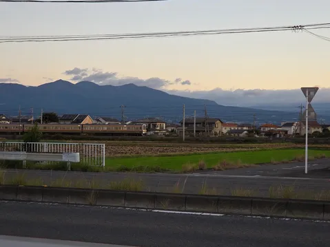夕暮れの山々、列車が響かせる詩