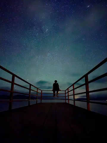 星空の畔に佇む