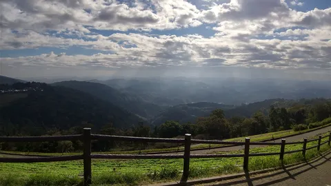 白い秘密基地、山間に現る？
