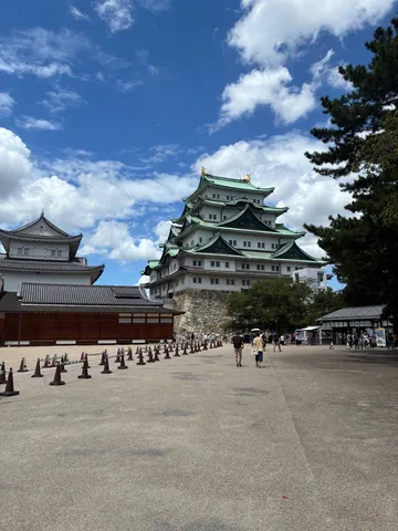 青空と城、夏の日の風景